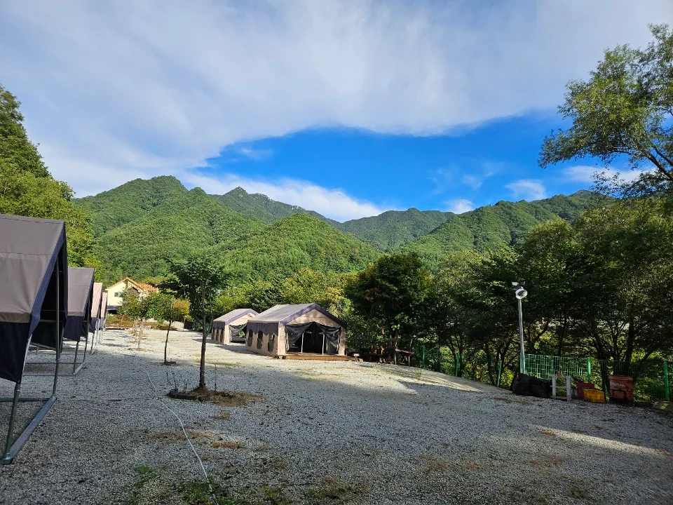 맑은 날 산 아래 캠핑장